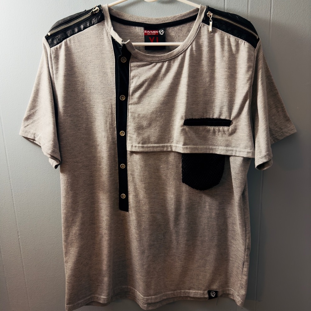 Mens Ravmen Black Label Short Sleeve Shirt, Size XL. Black/Gray.